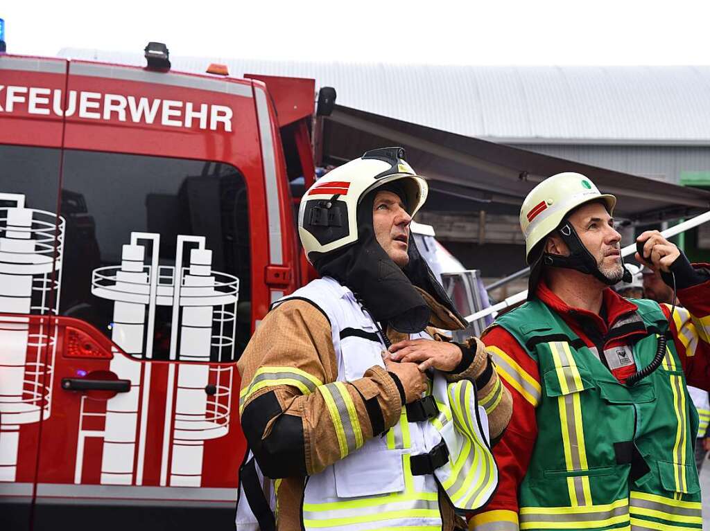 Eineinhalb Stunden dauerte die Ernstfall-bung in der Opfer auf Verletzungen realistisch geschminkt wurden. Die Zusammenarbeit bei der angenommenen Wasserstoffexplosion klappte reibungslos.