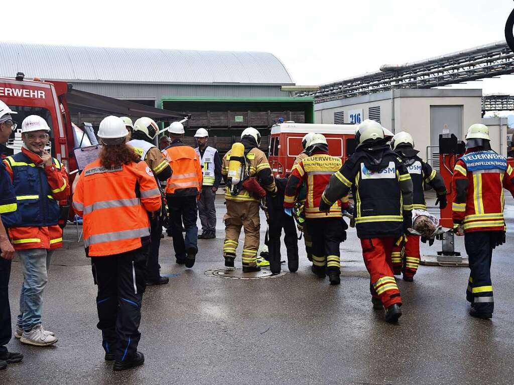 Eineinhalb Stunden dauerte die Ernstfall-bung in der Opfer auf Verletzungen realistisch geschminkt wurden. Die Zusammenarbeit bei der angenommenen Wasserstoffexplosion klappte reibungslos.