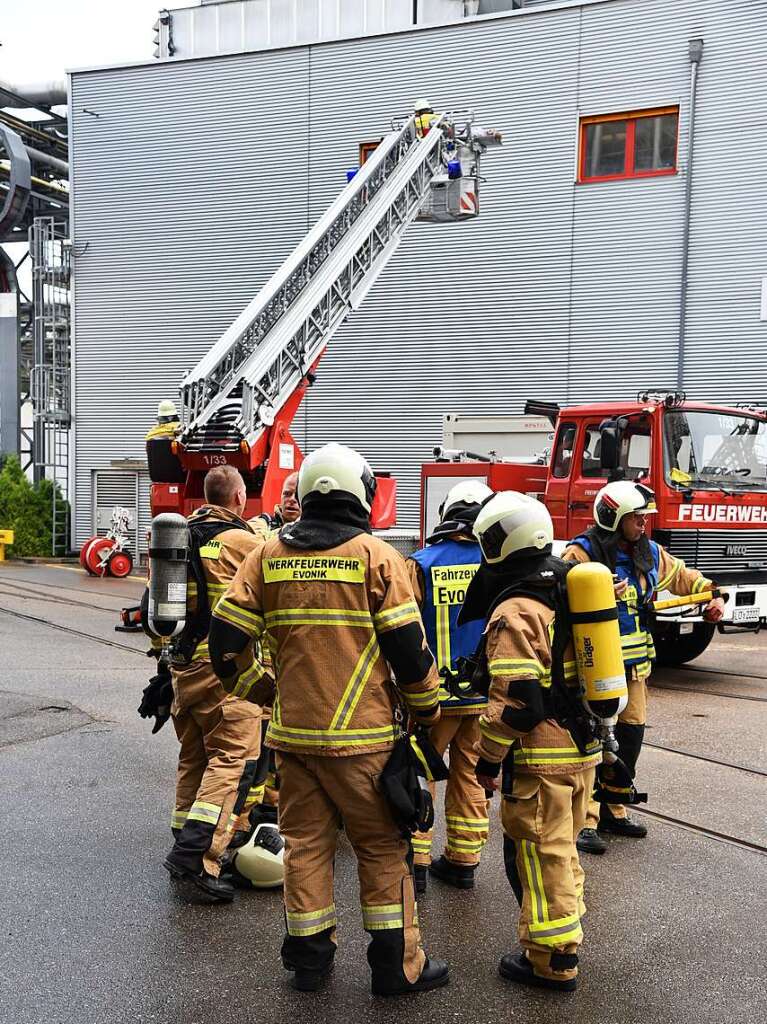 Eineinhalb Stunden dauerte die Ernstfall-bung in der Opfer auf Verletzungen realistisch geschminkt wurden. Die Zusammenarbeit bei der angenommenen Wasserstoffexplosion klappte reibungslos.