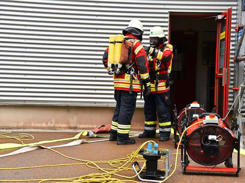 Eineinhalb Stunden dauerte die Ernstfall-bung in der Opfer auf Verletzungen realistisch geschminkt wurden. Die Zusammenarbeit bei der angenommenen Wasserstoffexplosion klappte reibungslos.