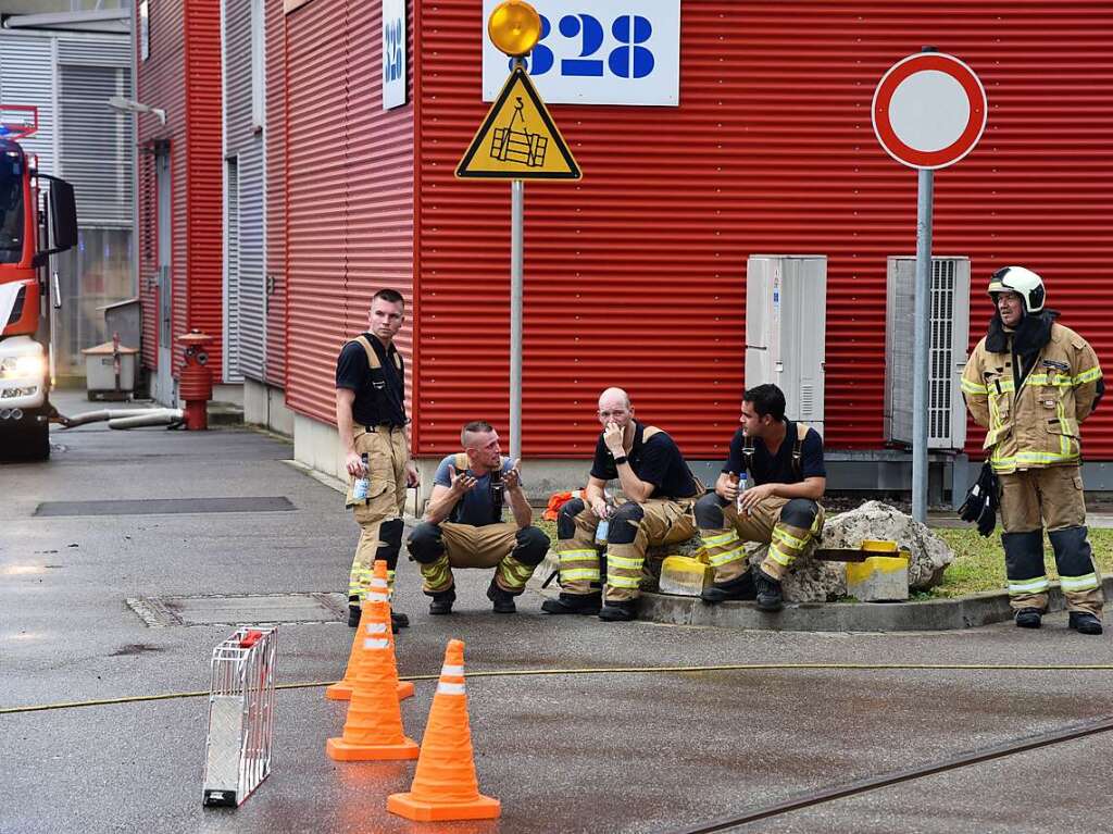 Eineinhalb Stunden dauerte die Ernstfall-bung in der Opfer auf Verletzungen realistisch geschminkt wurden. Die Zusammenarbeit bei der angenommenen Wasserstoffexplosion klappte reibungslos.