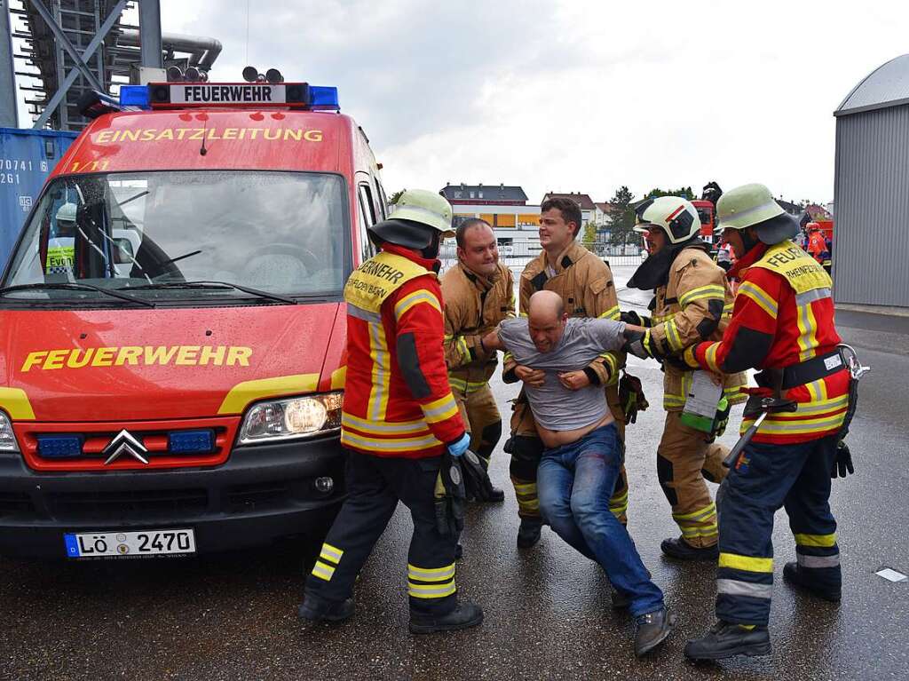 Eineinhalb Stunden dauerte die Ernstfall-bung in der Opfer auf Verletzungen realistisch geschminkt wurden. Die Zusammenarbeit bei der angenommenen Wasserstoffexplosion klappte reibungslos.