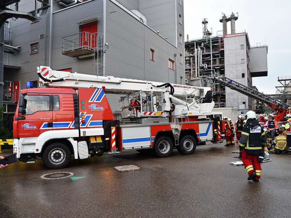 Eineinhalb Stunden dauerte die Ernstfall-bung in der Opfer auf Verletzungen realistisch geschminkt wurden. Die Zusammenarbeit bei der angenommenen Wasserstoffexplosion klappte reibungslos.