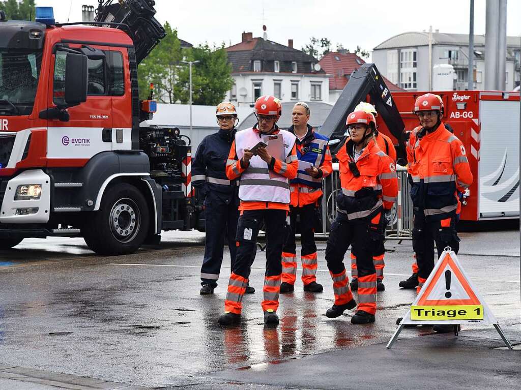 Eineinhalb Stunden dauerte die Ernstfall-bung in der Opfer auf Verletzungen realistisch geschminkt wurden. Die Zusammenarbeit bei der angenommenen Wasserstoffexplosion klappte reibungslos.