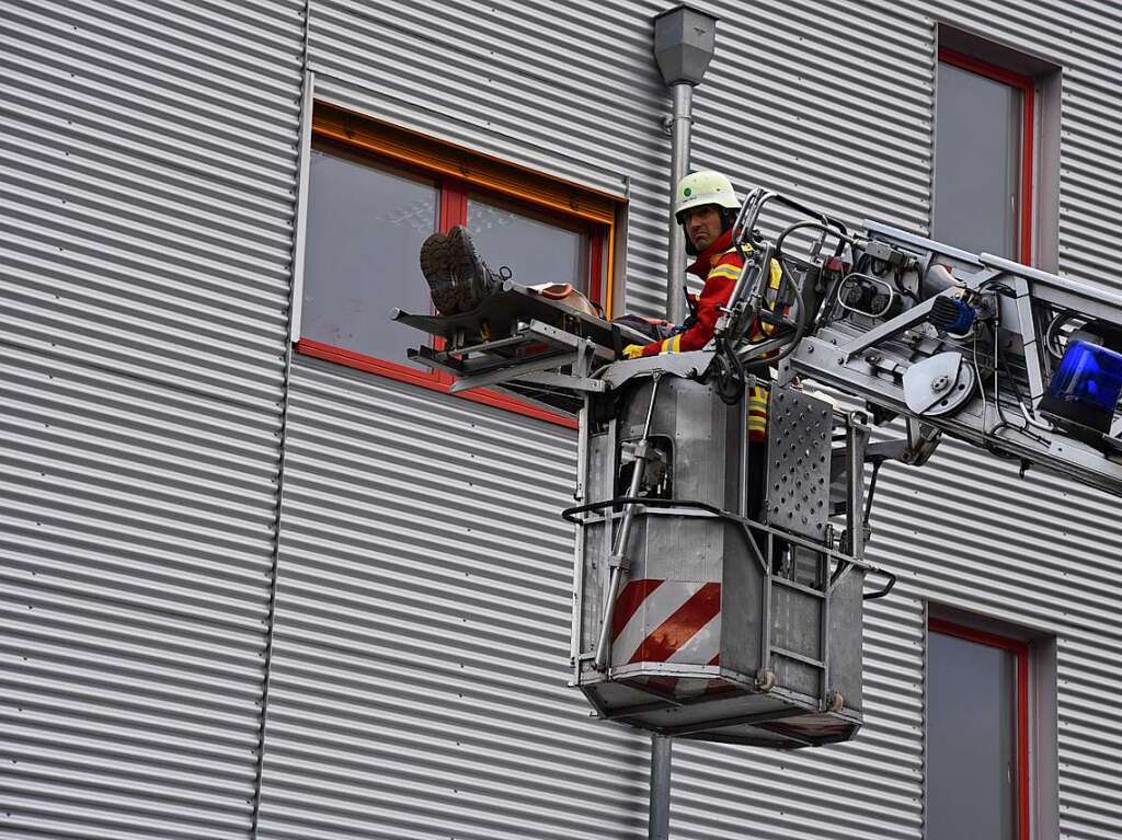 Eineinhalb Stunden dauerte die Ernstfall-bung in der Opfer auf Verletzungen realistisch geschminkt wurden. Die Zusammenarbeit bei der angenommenen Wasserstoffexplosion klappte reibungslos.