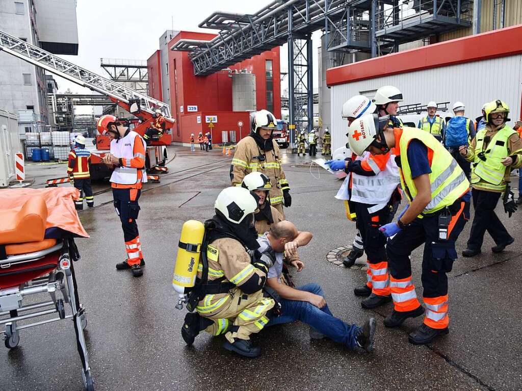 Eineinhalb Stunden dauerte die Ernstfall-bung in der Opfer auf Verletzungen realistisch geschminkt wurden. Die Zusammenarbeit bei der angenommenen Wasserstoffexplosion klappte reibungslos.