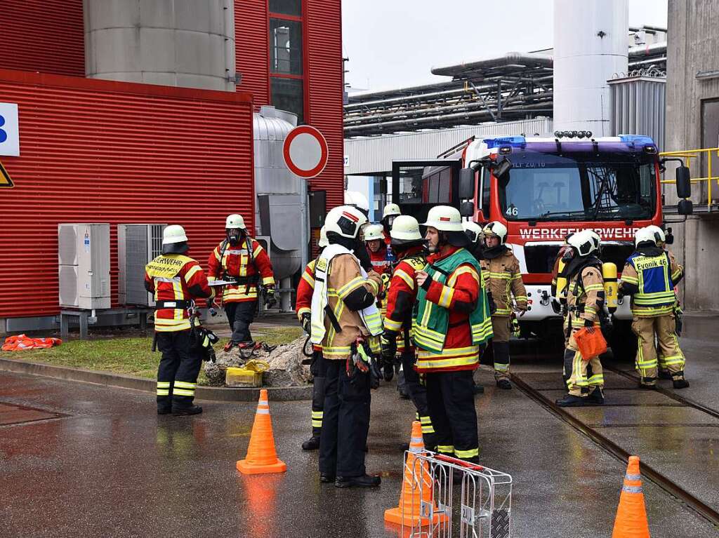 Eineinhalb Stunden dauerte die Ernstfall-bung in der Opfer auf Verletzungen realistisch geschminkt wurden. Die Zusammenarbeit bei der angenommenen Wasserstoffexplosion klappte reibungslos.