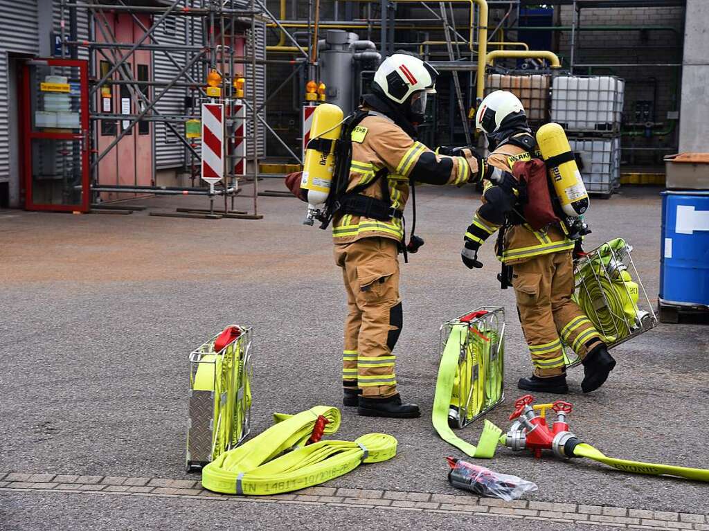 Eineinhalb Stunden dauerte die Ernstfall-bung in der Opfer auf Verletzungen realistisch geschminkt wurden. Die Zusammenarbeit bei der angenommenen Wasserstoffexplosion klappte reibungslos.