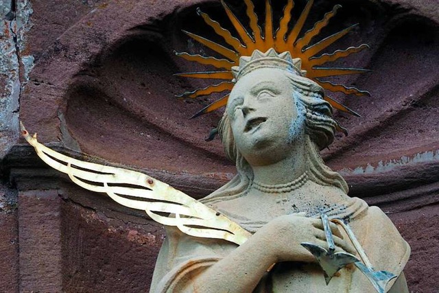 Skulptur ber dem Eingang an der Ursula-Kapelle  in St. Peter  | Foto: Markus Donner
