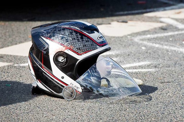 Ein 64-jhriger Motorradfahrer ist am ...i Hausen verletzt worden (Symbolbild).  | Foto: Julian Stratenschulte (dpa)