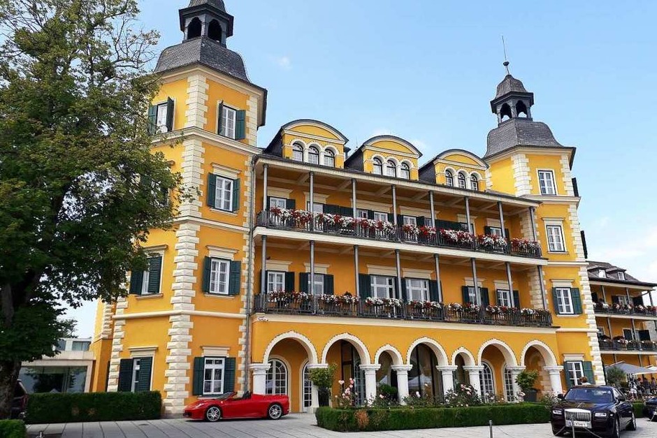 Das Foto zeigt den Eingang ins Paradies in Velden. Eingangsbereich ins Schlosshotel am Wörthersee. (Foto: Franz Rinderle) Das Foto zeigt den Eingang ins Paradies in Velden. Eingangsbereich ins Schlosshotel am Wörthersee. (Foto: Franz Rinderle)