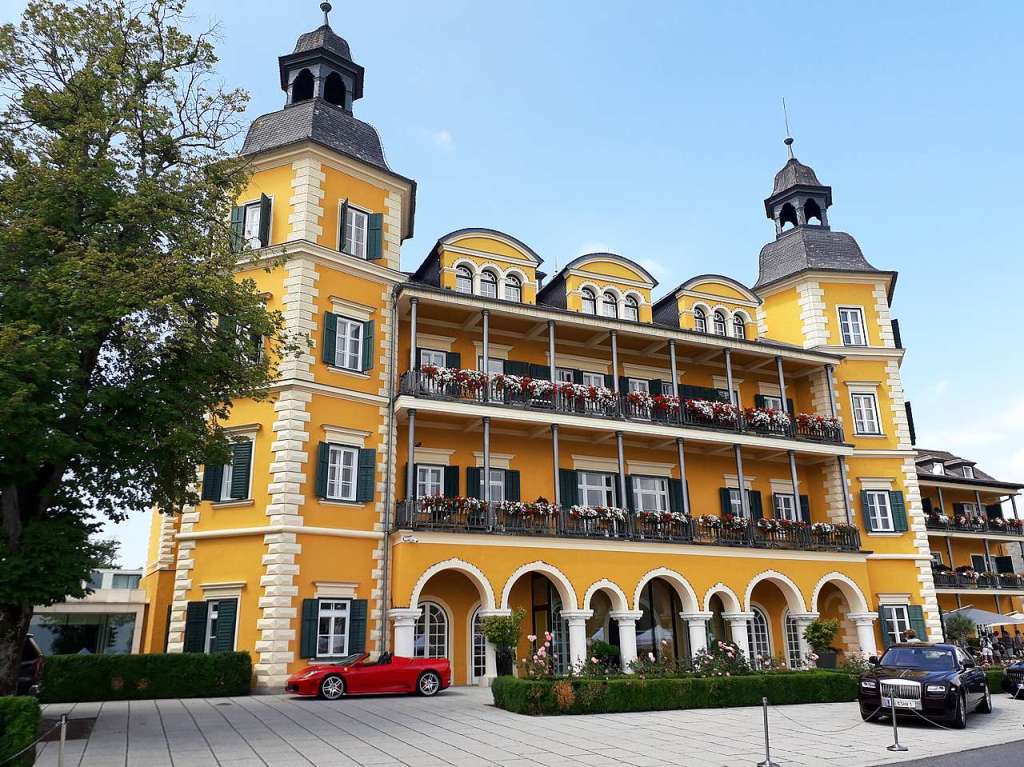 Das Foto zeigt den Eingang ins Paradies in Velden. Eingangsbereich ins Schlosshotel am Wrthersee.