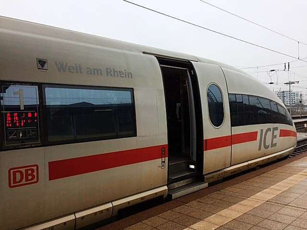 Einladende Tre am ICE Weil am Rhein im Hauptbahnhof Karlsruhe, Aufnahme vom 15.2.2018