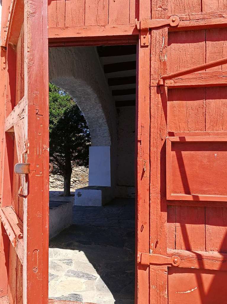 Hier ffnet sich wieder die Tr ins Leben. Ausgang aus dem Friedhof bei Cadaques/Portlligat.