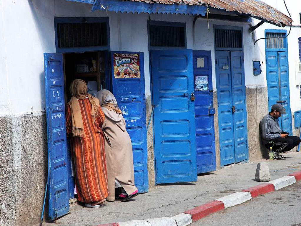 Blaue Eingangstren in Marrakesch in Marokko.