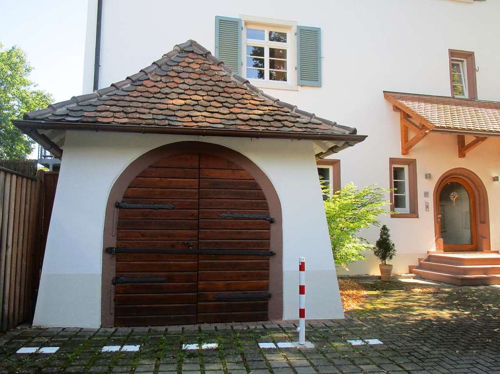 Tor zum Weinkeller-Abgang in der Domhofstrae. Dieses Kellertor befindet sich nahe einem berdachten Hausvorbau mit einer stilvollen Eingangstr.