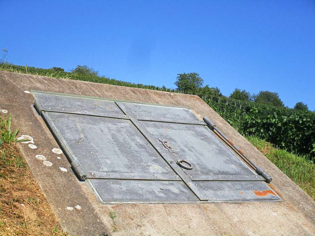 Die Reservoir-Stahltore. Gut verschlossen wird der alte noch gebrauchte Trinkwasserreserve-Hochbehlter gesichert. Diese Stahltore sind an der Trinkwasser-Kaverne an der Riehener Strae am Altweiler Tllinger Berg installiert.