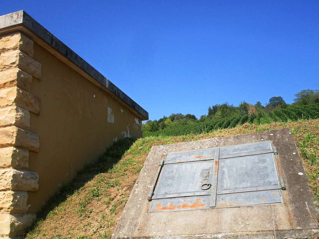 Die Reservoir-Stahltore. Gut verschlossen wird der alte noch gebrauchte Trinkwasserreserve-Hochbehlter gesichert. Diese Stahltore sind an der Trinkwasser-Kaverne an der Riehener Strae am Altweiler Tllinger Berg installiert.