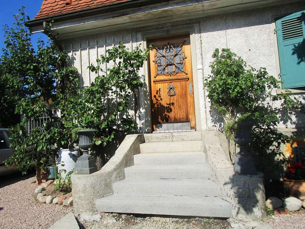 Historische Haustre mit klassischem Klopfbgel an einem netten alten Haus in der Rmerstrae in Weil am Rhein.