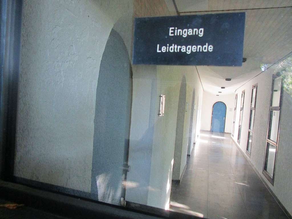 Geheimnissvolle Tren auf dem Gottesacker, eben die letzten Durchgnge, die Abschlusstren nach dem Menschenleben im Hause des Weiler Zentralfriedhofs.