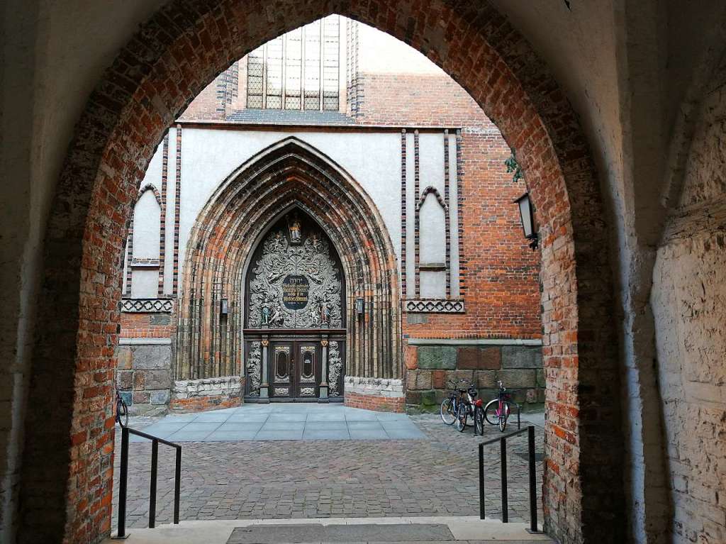 Es handelt sich um den Seiteneingang zur St. Nikolai-Kirche vom Rathaus aus in Stralsund. Die Aufnahme wurde Anfang August bei einer Ostseereise gemacht.