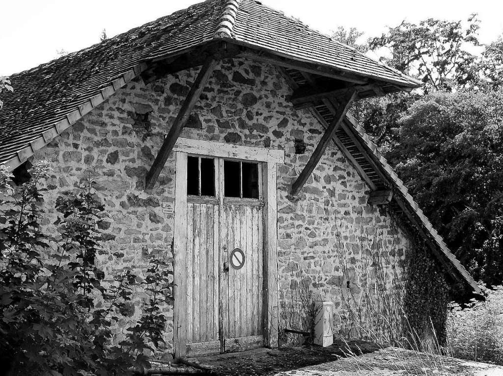 Die Bilder sind in Frankreich entstanden, als wir dort das verlassene Haus gefunden haben, das auf dem Bild zu sehen ist.