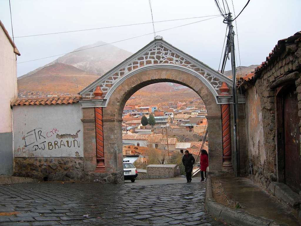 Potos: Die bolivianische Bergbaustadt Potos liegt auf etwa 4000 m und war einst eine der reichsten Stdte der Welt - davon sieht man heute nichts mehr. Von der Altstadt gelangt man zum Beispiel durch das Tor Arco de Cobija zum Cerro Rico.