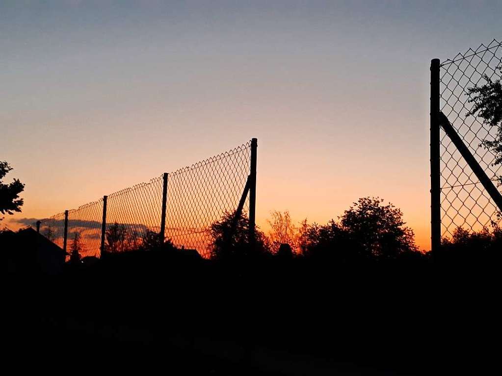 Das Bild vom Haltinger Bolzplatz-Tor  entstand am Sonntag Abend, als ich mit dem Fahrrad auf dem Heimweg war und die schnen Farben am Himmel sah.  Ein Schnappschuss von Orten, an die man nicht gleich  denkt beim Thema Tr beziehungsweise Tor.