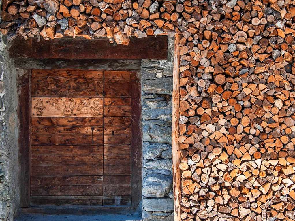 Holz vor der Htte – aufgenommen in einem Bergdorf im Wallis/Schweiz.