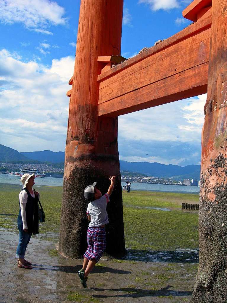 Miyajima, eine kleine Insel sdlich der Stadt Hiroshima.  Das rote Torii (Tor) vor dem Itsukushima-Schrein, das oft halb im Meer steht, ist dementsprechend berhmt. Angeblich bringt es Glck, wenn man einen Stein auf einen der Balken wirft...