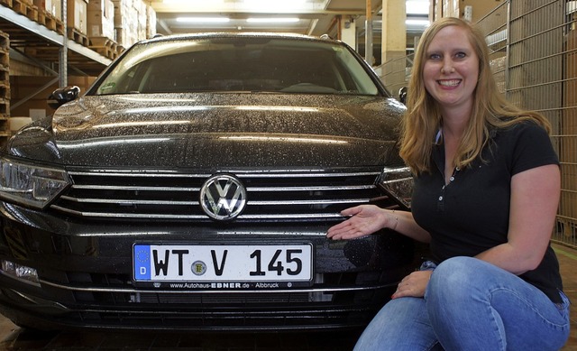 Sabine Sklenar, bei der Firma Villiger...Wunschkennzeichen der Firma mit dem V.  | Foto: Verena Wehrle