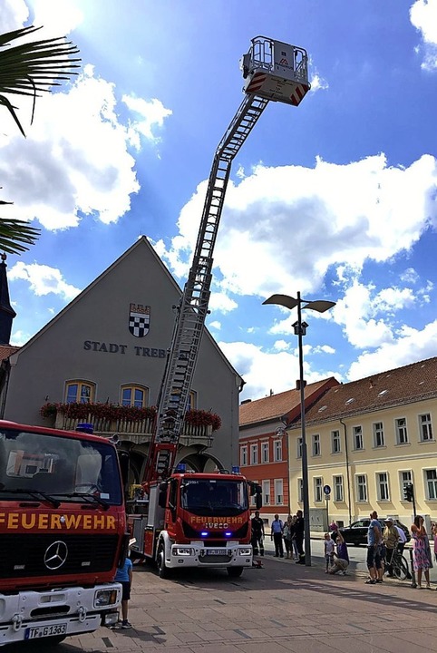 Die freiwillige Feuerwehr freut sich ber ihre neue Drehleiter.  | Foto: Ina Schulze