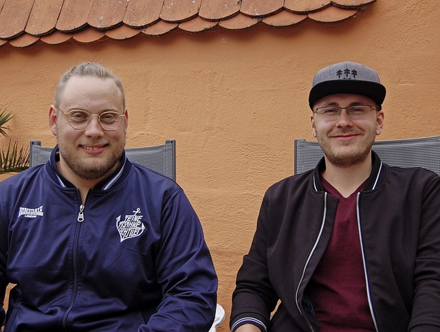 Jonas Schilli (links) und Fabian Glck...el bereiten das Open-Air-Konzert vor.   | Foto: Hagen Spth