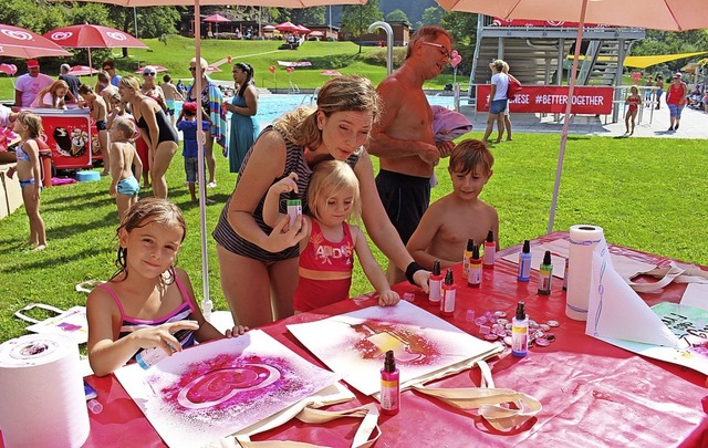 Am Basteltisch konnten sich die Kinder ihre Stofftasche selbst bedrucken.  | Foto: Martin Klabund