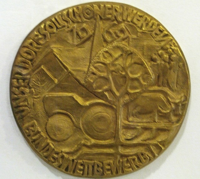 Die Goldplakette, die Bernau damals berreicht bekam.   | Foto: Ulrike Spiegelhalter