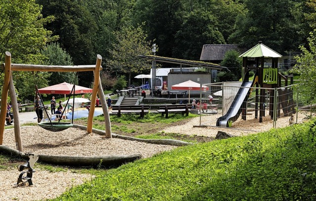 Der neue Kletterturm (rechts) bereiche...n der Spielarena des Schwarzwaldzoos.   | Foto: Gabriele Zahn