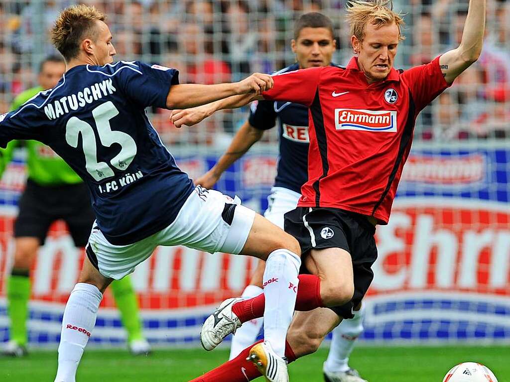 Oktober 2010: Jan Rosenthal (rechts) schiet fr den Sportclub im Heimspiel frh einen Doppelpack. Kln kmpft sich zurck ins Spiel und kann zunchst ausgleichen, Adam Matuschyk (links) erzielt in der 50. Minute das 2:2. Letztlich ist es Papiss Demba Ciss, der mit seinem Treffer 20 Minuten vor Schluss fr den 3:2-Endstand sorgt.