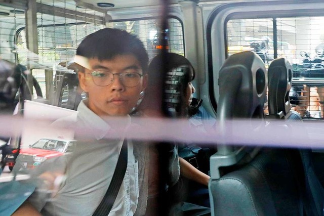Aktivist Joshua Wong am Freitag nach seiner Festnahme   | Foto: Kin Cheung (dpa)