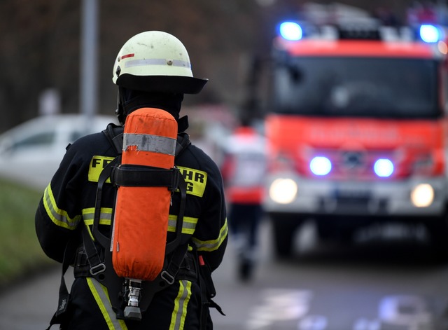 Die Freiburger Feuerwehr lschte am Fr...wohnerin wurde in Sicherheit gebracht.  | Foto: Patrick Seeger