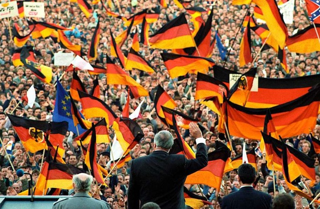 Bundeskanzler Helmut Kohl (CDU) winkt ...rfurter Domplatz der Menschenmenge zu.  | Foto: Heinz Wieseler