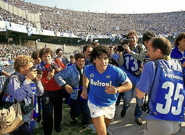 Erst gefeiert, dann gehasst: Maradona im Trikot des SSC Neapel.  | Foto: Alfredo Capozzi (dpa)