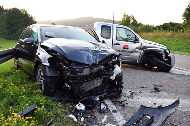 Die zwei beschdigten Autos vom Unfall auf der Bundesstrae  31 bei Neustadt.  | Foto: kamera24