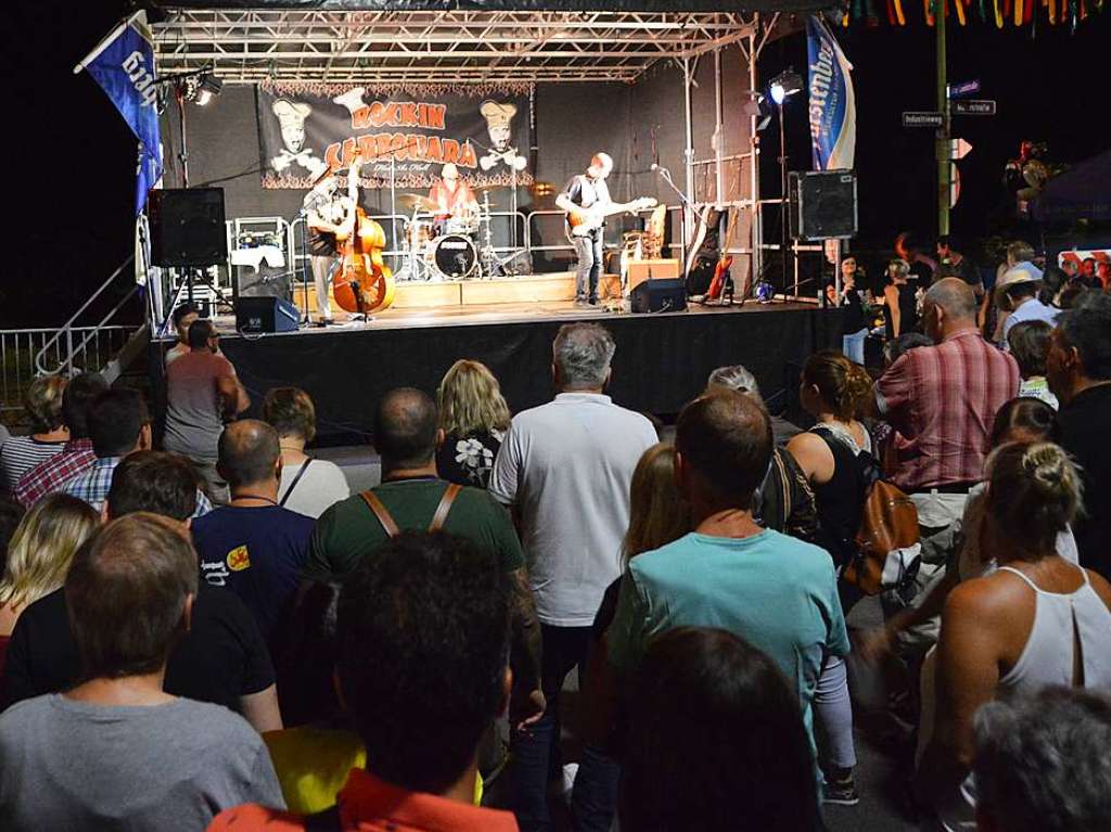 Zum 52. Mal geht es beim Trottoirfest in Rheinfelden rund. Vereine und Organisationen erweisen sich als versierte Gastgeber in den dekorierten Buden, Live-Musik auf zwei Bhnen macht Lust zum Tanzen und auch die Kinder haben ein Programm.