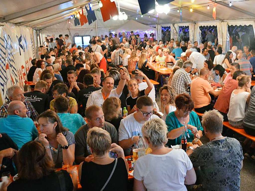 Zum 52. Mal geht es beim Trottoirfest in Rheinfelden rund. Vereine und Organisationen erweisen sich als versierte Gastgeber in den dekorierten Buden, Live-Musik auf zwei Bhnen macht Lust zum Tanzen und auch die Kinder haben ein Programm.