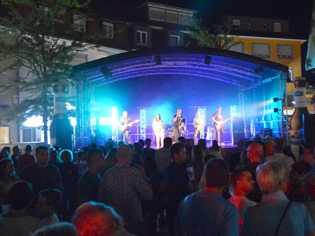 Zum 52. Mal geht es beim Trottoirfest in Rheinfelden rund. Vereine und Organisationen erweisen sich als versierte Gastgeber in den dekorierten Buden, Live-Musik auf zwei Bhnen macht Lust zum Tanzen und auch die Kinder haben ein Programm.