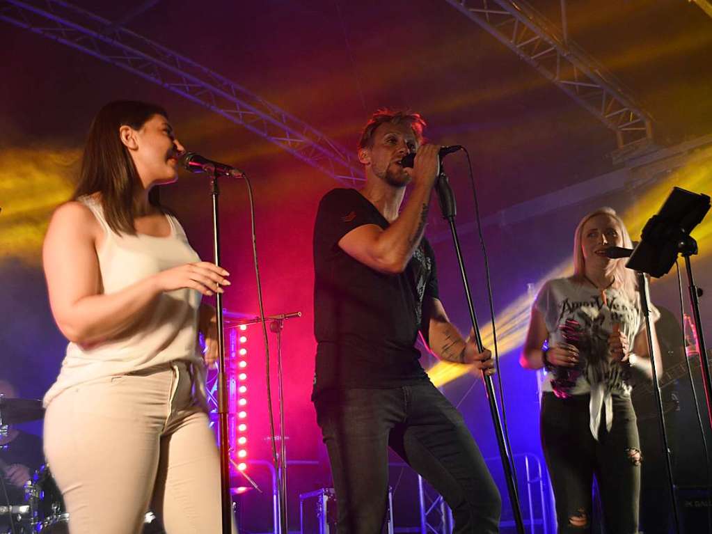 Zum 52. Mal geht es beim Trottoirfest in Rheinfelden rund. Vereine und Organisationen erweisen sich als versierte Gastgeber in den dekorierten Buden, Live-Musik auf zwei Bhnen macht Lust zum Tanzen und auch die Kinder haben ein Programm.