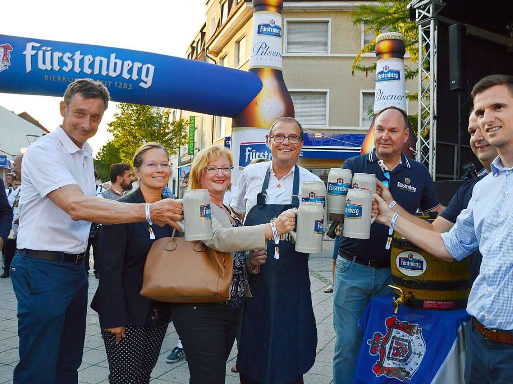 Zum 52. Mal geht es beim Trottoirfest in Rheinfelden rund. Vereine und Organisationen erweisen sich als versierte Gastgeber in den dekorierten Buden, Live-Musik auf zwei Bhnen macht Lust zum Tanzen und auch die Kinder haben ein Programm.