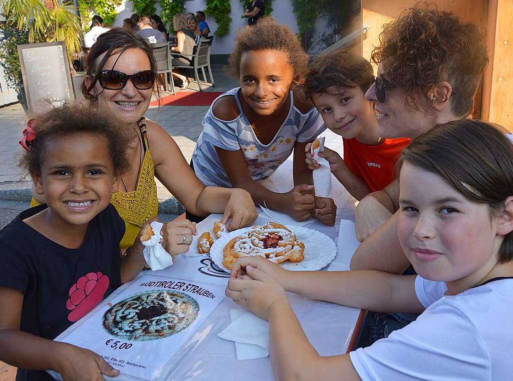 Zum 52. Mal geht es beim Trottoirfest in Rheinfelden rund. Vereine und Organisationen erweisen sich als versierte Gastgeber in den dekorierten Buden, Live-Musik auf zwei Bhnen macht Lust zum Tanzen und auch die Kinder haben ein Programm.