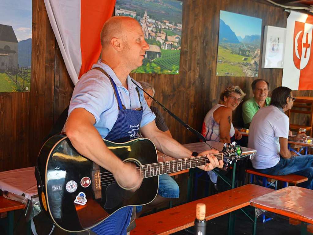 Zum 52. Mal geht es beim Trottoirfest in Rheinfelden rund. Vereine und Organisationen erweisen sich als versierte Gastgeber in den dekorierten Buden, Live-Musik auf zwei Bhnen macht Lust zum Tanzen und auch die Kinder haben ein Programm.