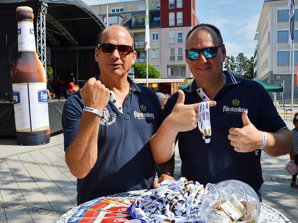 Zum 52. Mal geht es beim Trottoirfest in Rheinfelden rund. Vereine und Organisationen erweisen sich als versierte Gastgeber in den dekorierten Buden, Live-Musik auf zwei Bhnen macht Lust zum Tanzen und auch die Kinder haben ein Programm.